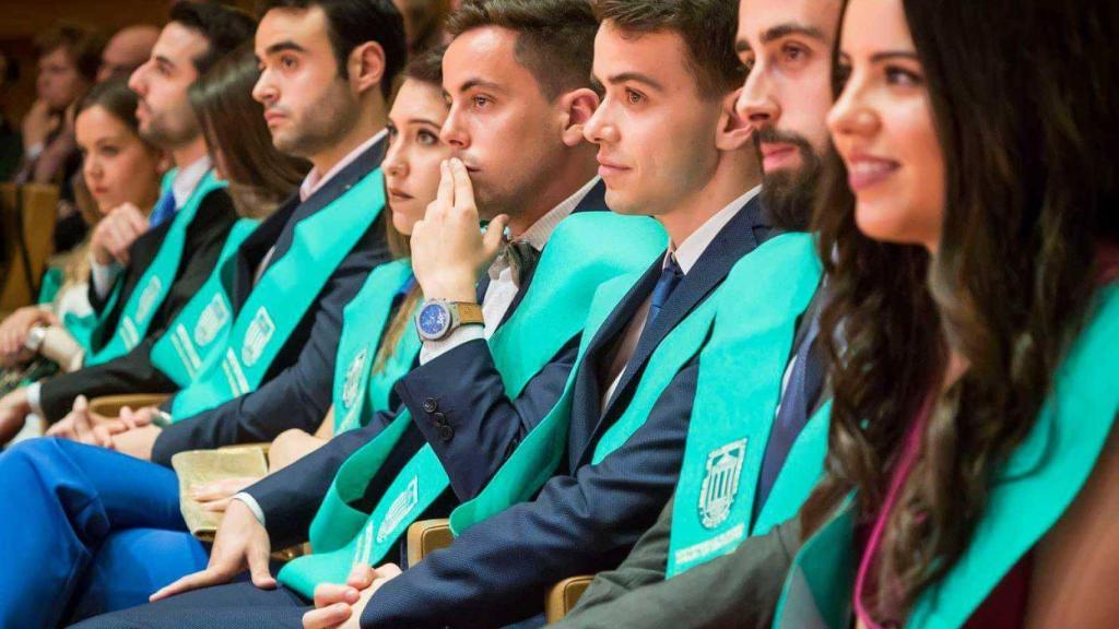 Javier Cánovas (con la mano sobre los labios) durante su graduación.