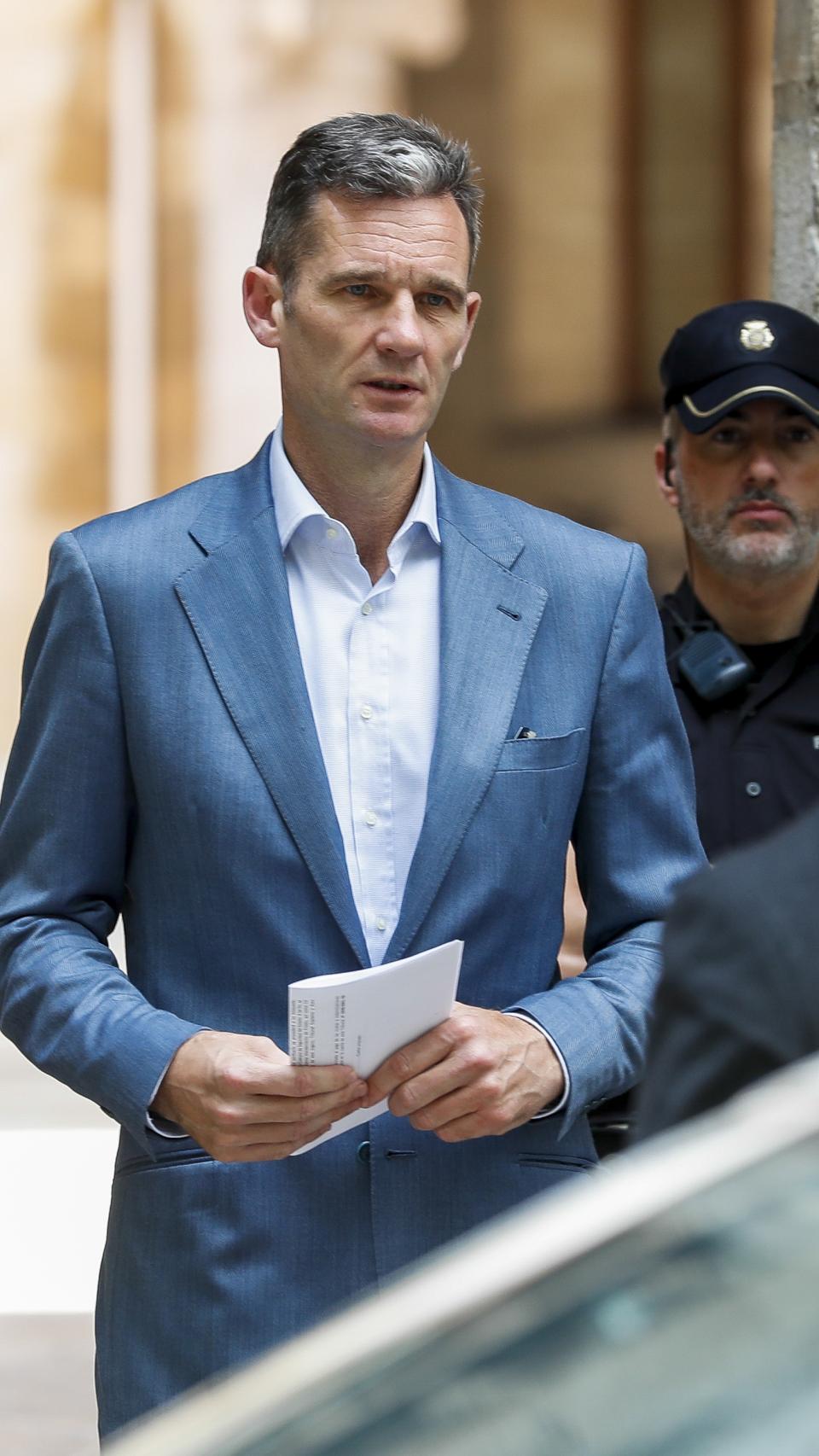 Iñaki saliendo de la Audiencia.