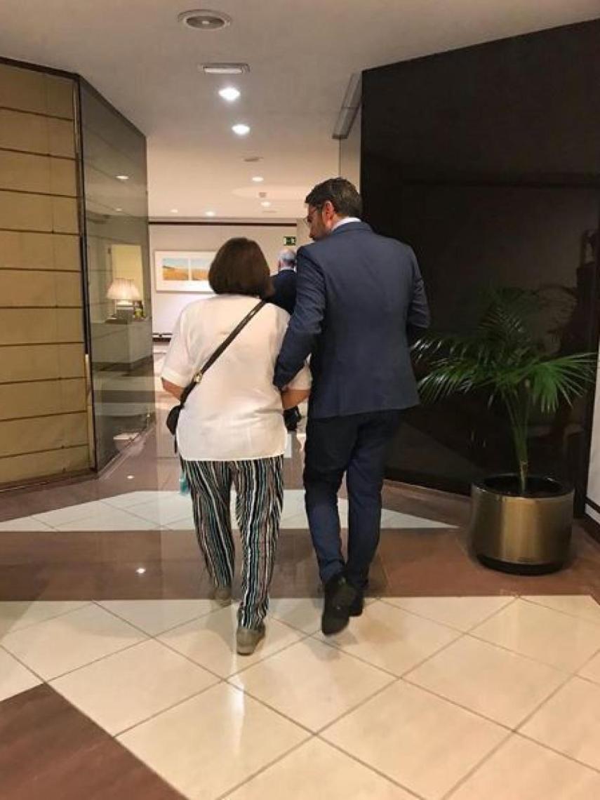 Máxim junto a su madre el día de su dimisión.