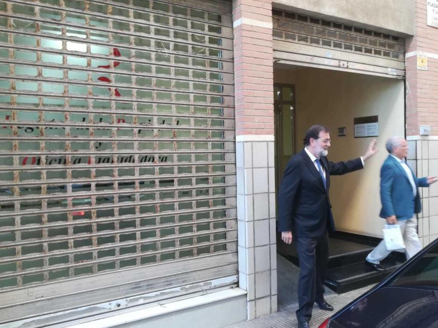 Esta martes, Mariano Rajoy conoció de la mano de su amigo Francisco Riquelme a los compañeros del registro de la propiedad de Santa Pola (Alicante).