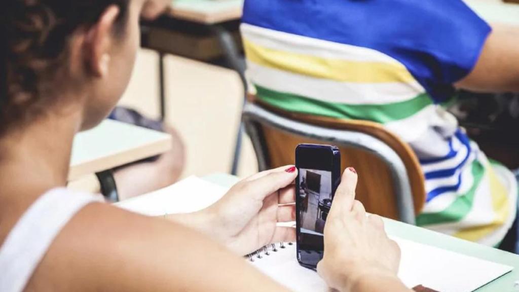 copiar en clase con el movil examen