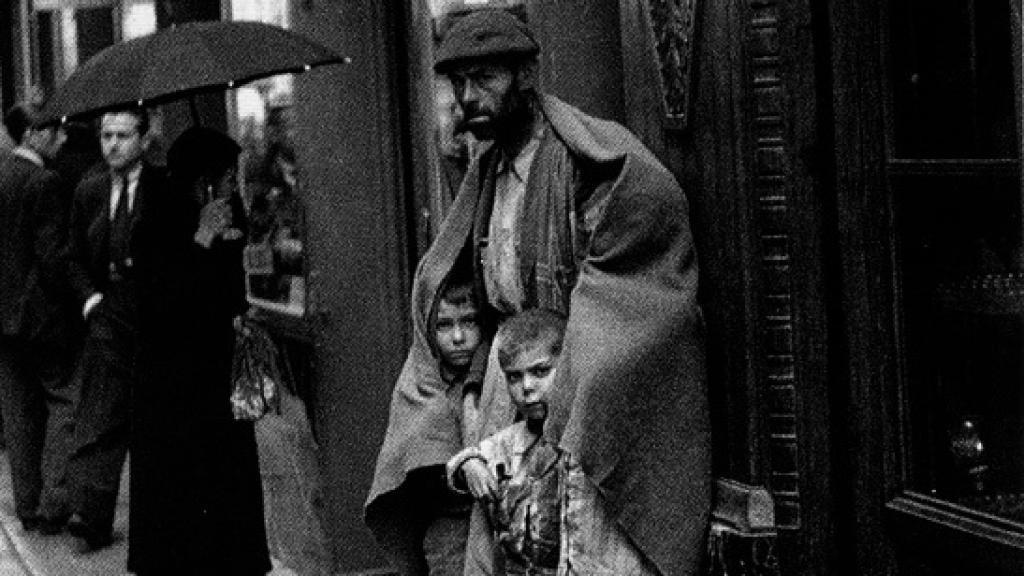Un hombre con dos niños en la Carrera de San Jerónimo en a principios de la década de 1940.