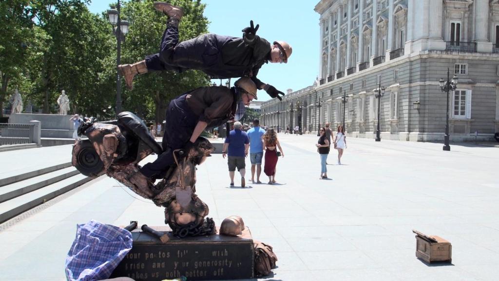 La icónica moto voladora se ha trasladado a la Plaza de Oriente