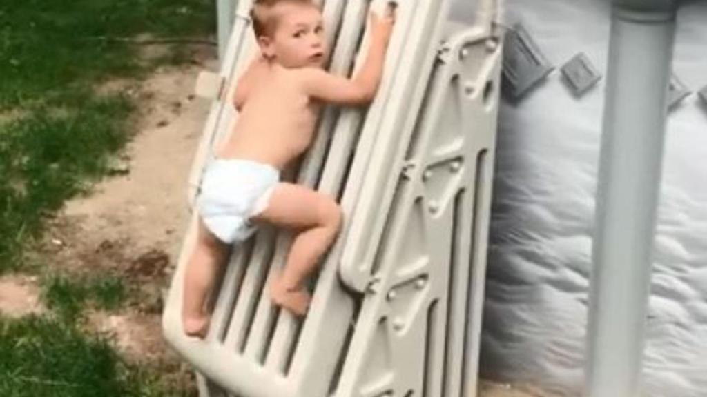 El pequeño tiene una fuerza y una destreza fuera de lo común.