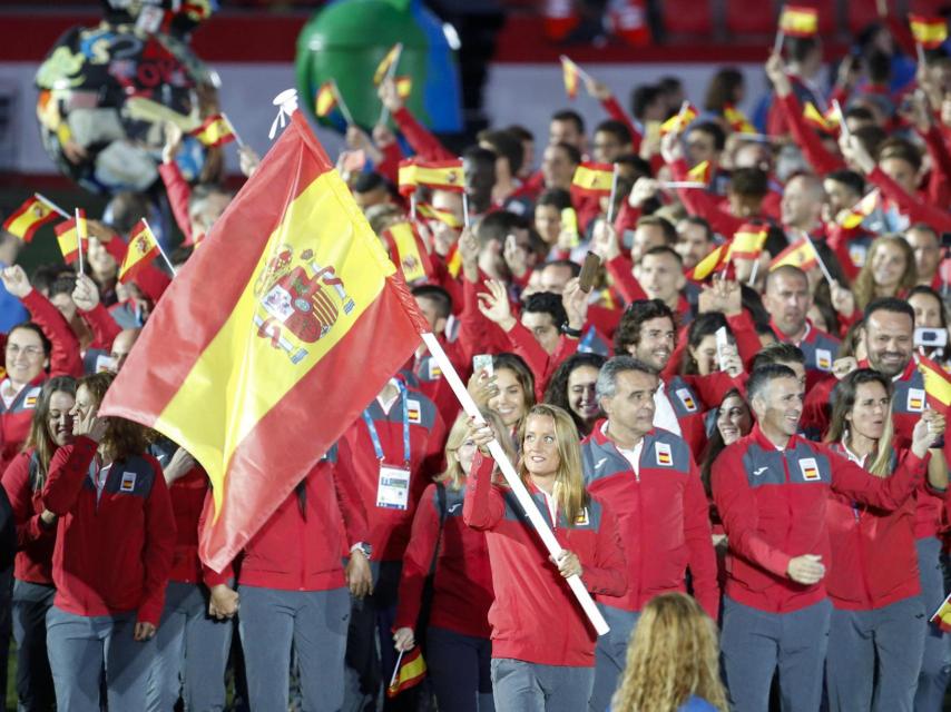 Mireia Belmonte, abandera de la delegación española, en la ceremonia de inauguración.