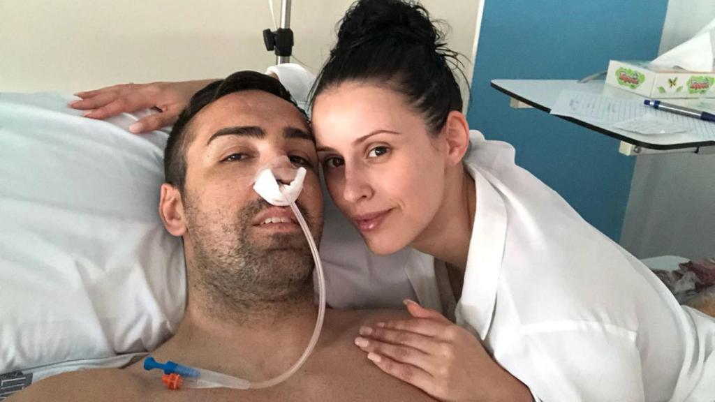 José Enrique, ex futbolista del Liverpool,  tras ser operado en Valencia.