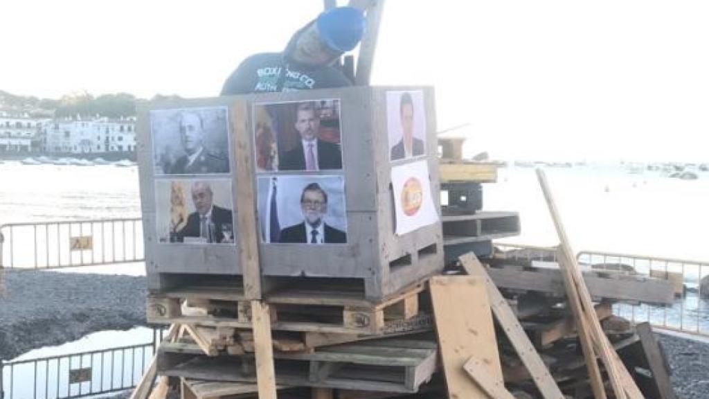 Pira preparada en la playa de Cadaqués para la Noche de San Juan