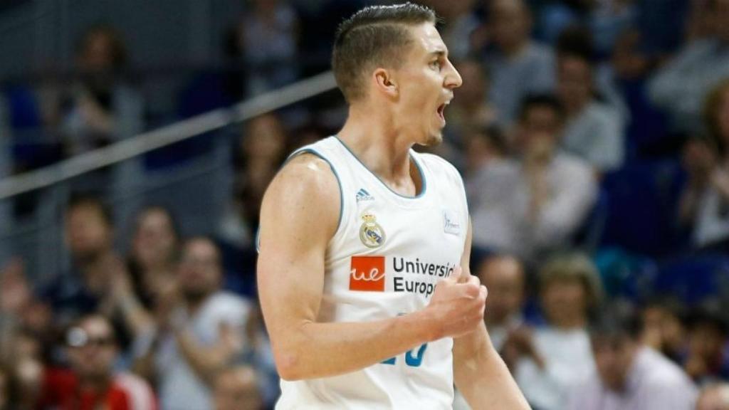 Carroll celebra una canasta con el Real Madrid