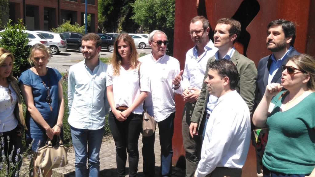 Pablo Casado, junto a Maroto y otros militantes