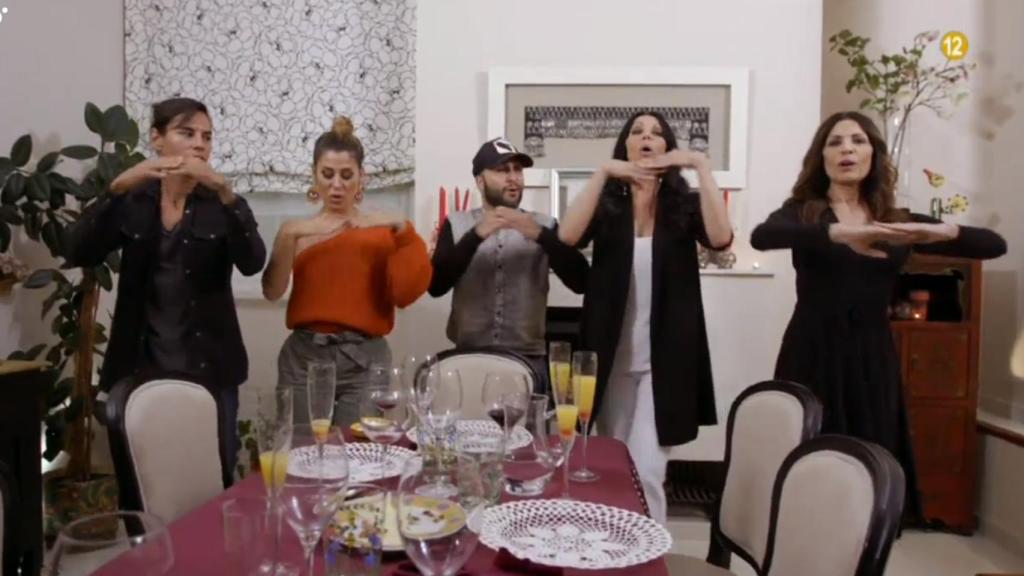 Encarna Salazar junto a los concursantes bailando uno de sus éxitos.