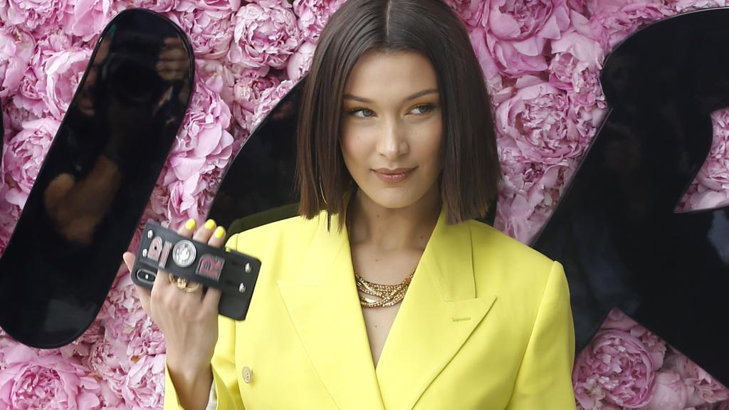 Bella Hadid luciendo su color estrella de la temporada.