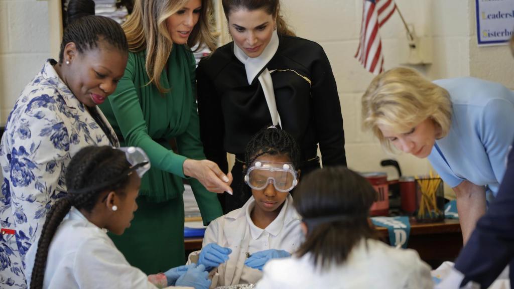 Melania Trump y Rania de Jordania en una escuela femenina en Columbia.