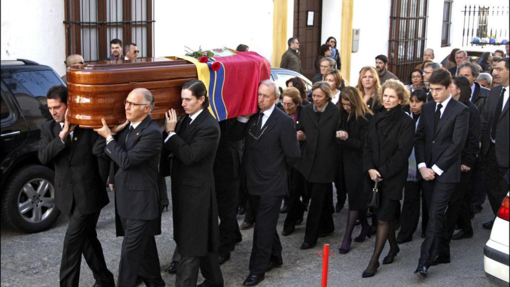 La viuda e hijos de Luisa Álvarez de Toledo (duquesa roja) el día de su entierro.