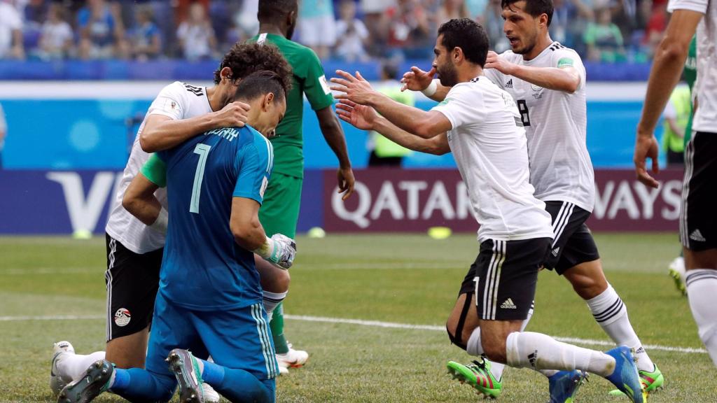 Essam El-Hadary es felicitado por sus compañeros tras parar el penalti.
