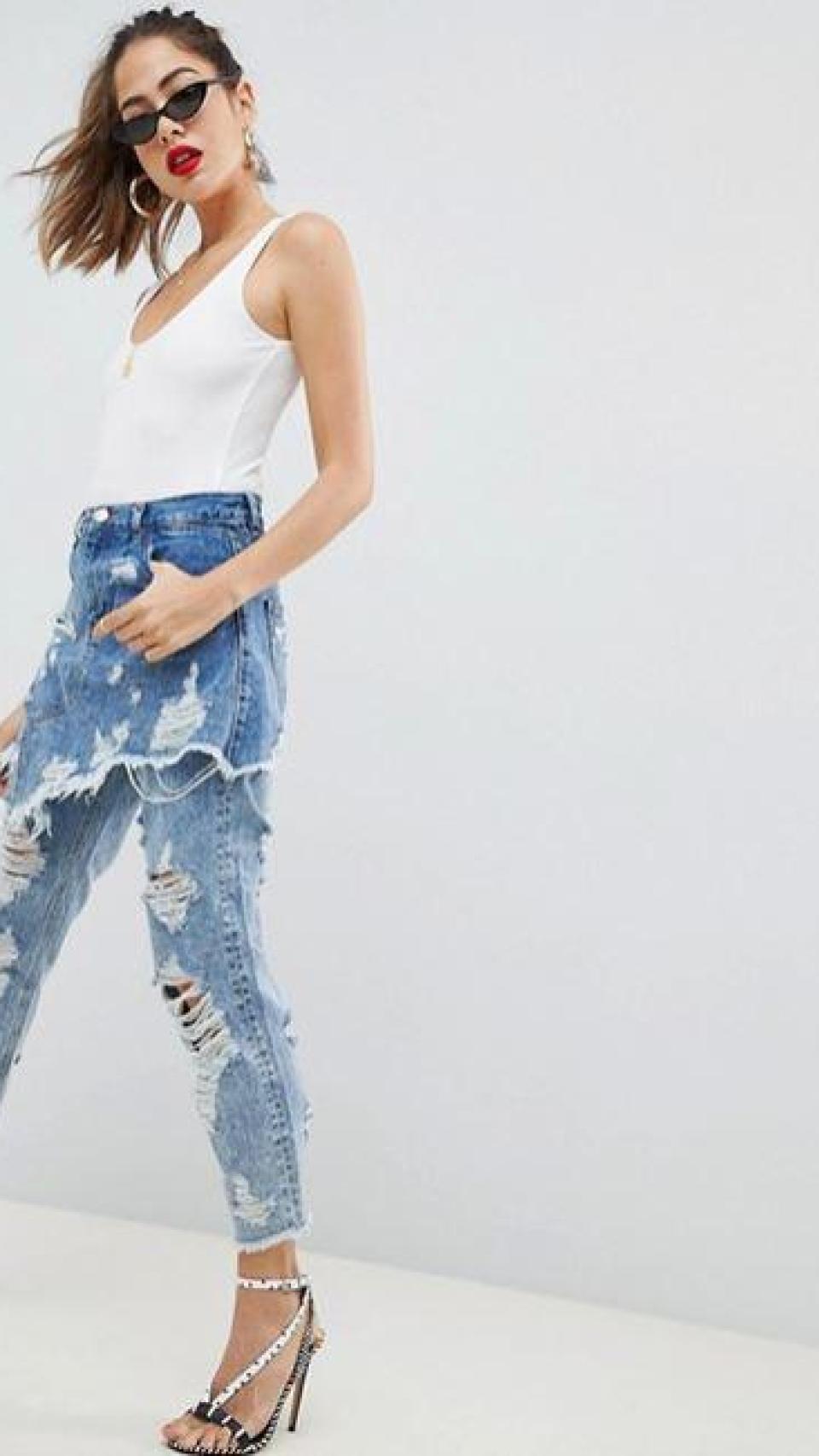 La modelo de ASOS luce la prenda vaquera.
