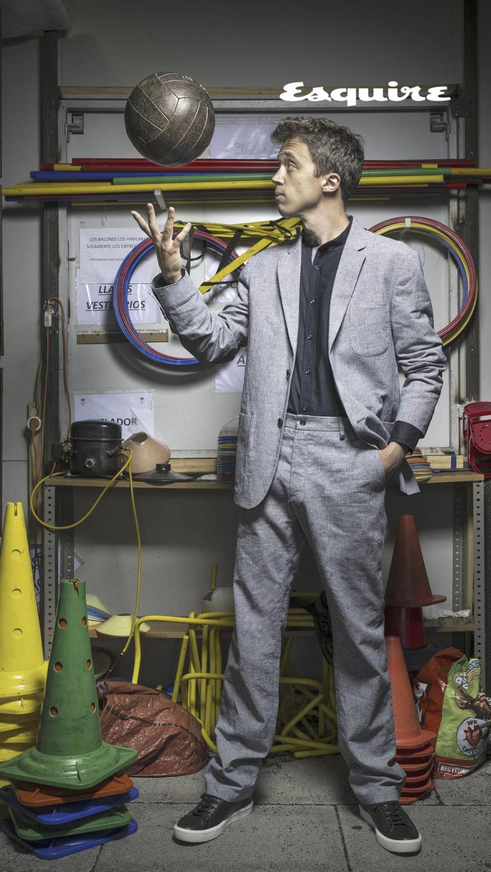 Errejón luce un traje de chaqueta de Adolfo Domínguez (229 euros la chaqueta y 99 euros el pantalón) y camiseta de Anthony Morato (50 euros)