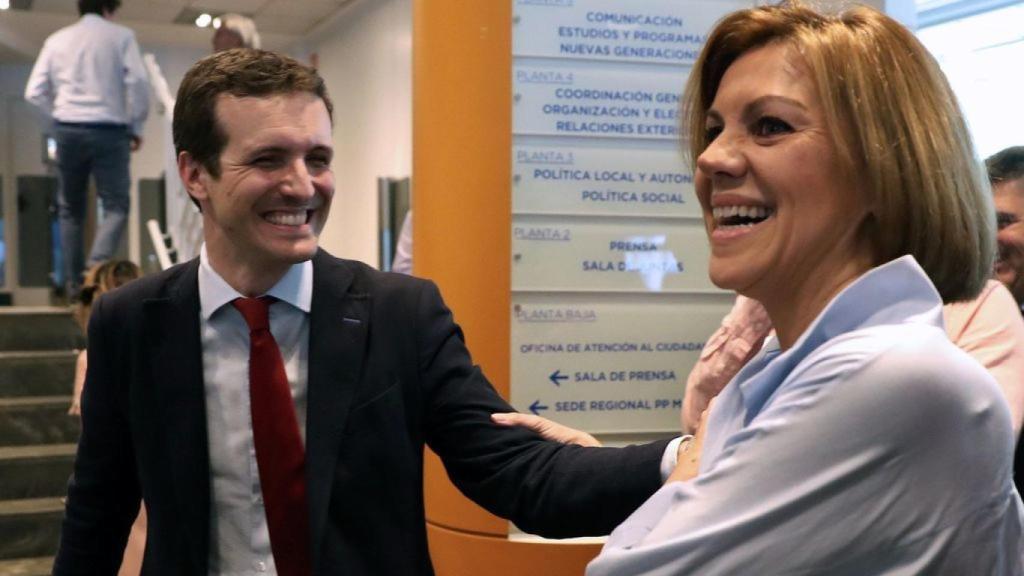 Cospedal y Casado se saludan el día de la entrega de los avales.