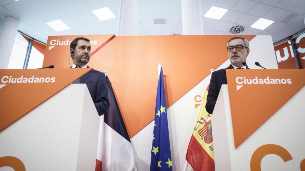 José Manuel Villegas y el secretario de Estado francés, Cristophe Castaner.