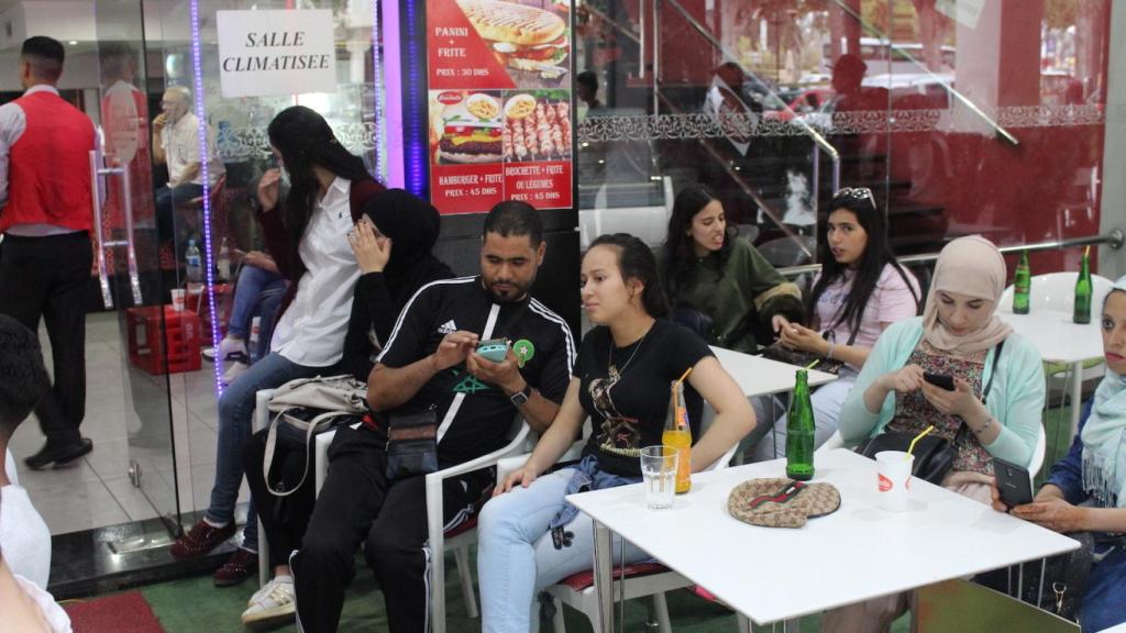El bar está lleno de mujeres. Algunas se tapan la cara para no salir en la foto