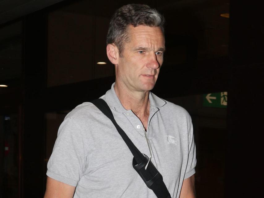 Iñaki Urdangarin en el aeropuerto de Madrid antes de su ingreso en prisión.
