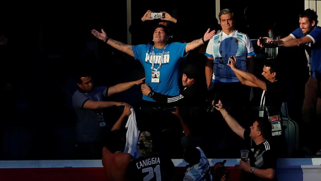 Maradona se entrega al cielo antes del inicio del Nigeria - Argentina.
