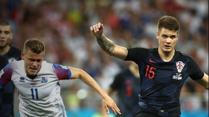 Caleta-Car, de Croacia, junto a un jugador de Islandia. Foto: Twitter (@HNS_CFF)