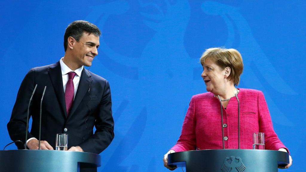 Pedro Sánchez rueda de prensa en Berlín con Angela Merkel, este martes.