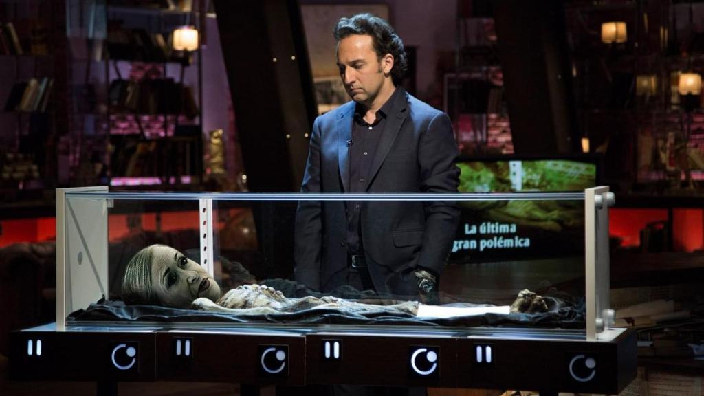 Iker Jiménez observa a una enfermísima Cristina Cifuentes