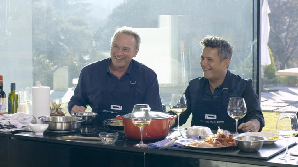 Alejandro Sanz y platos llenos de marisco.