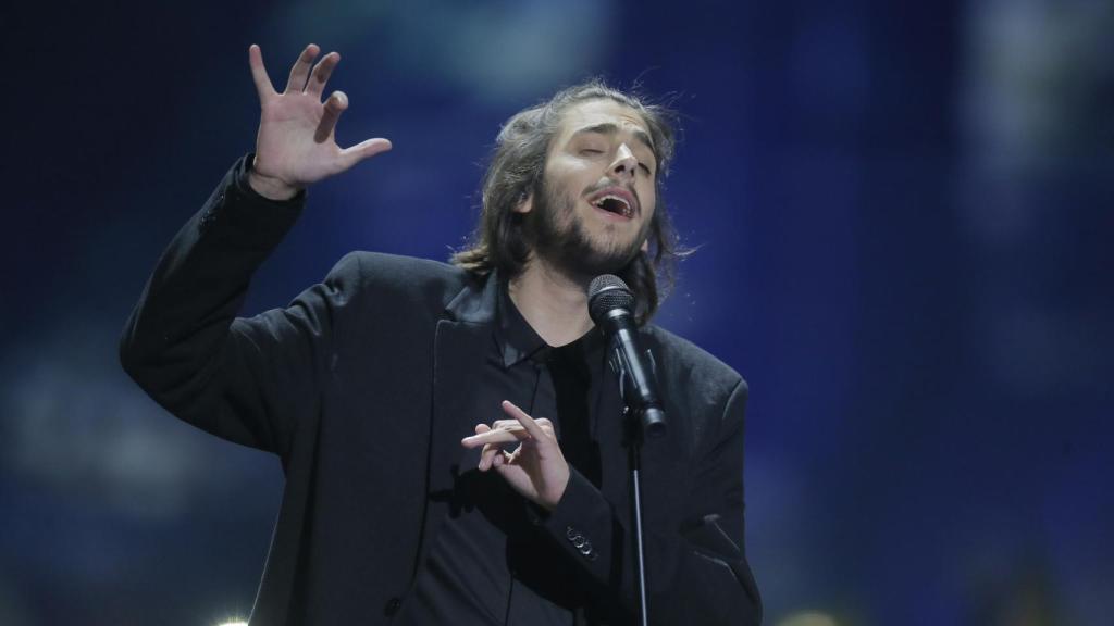 El ganador de Eurovisión sobre el escenario.