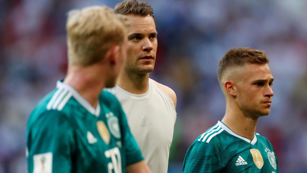 Neuer se retira del campo tras el partido.