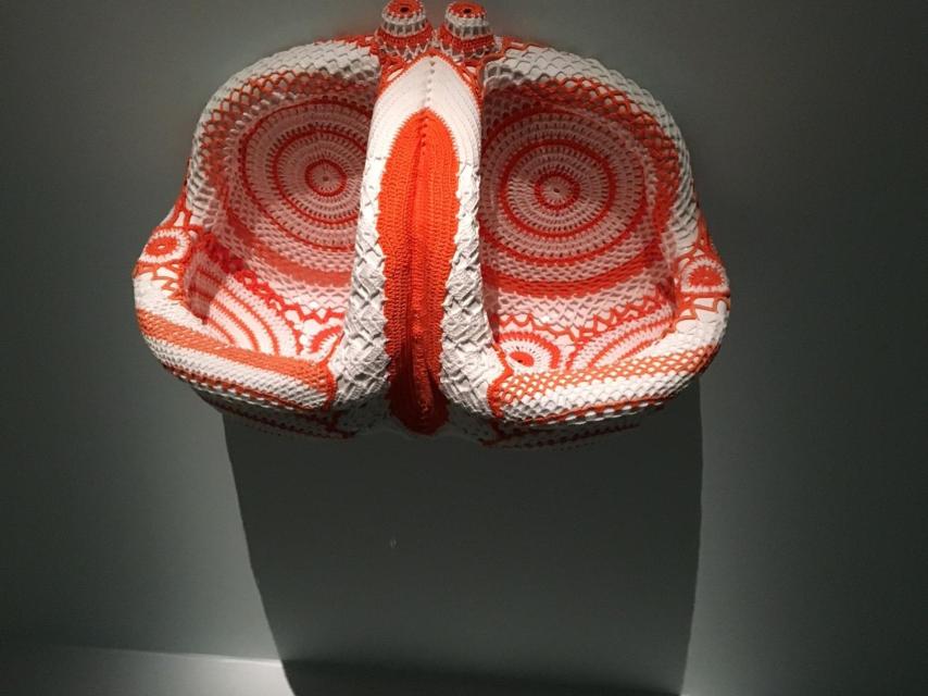 Urinario doble, cubierto con ganchillo.