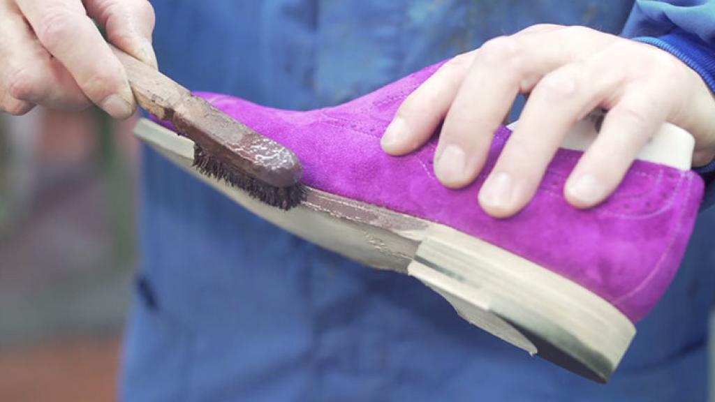 Uno de los zapatos en proceso de elaboración.