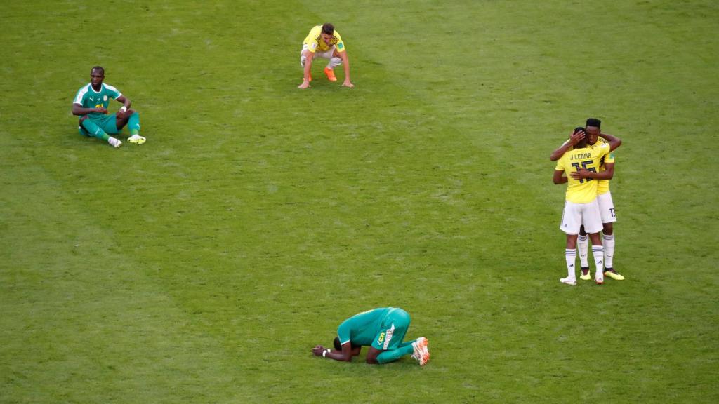 Los jugadores de Senegal se lamentan tras la derrota ante Colombia.