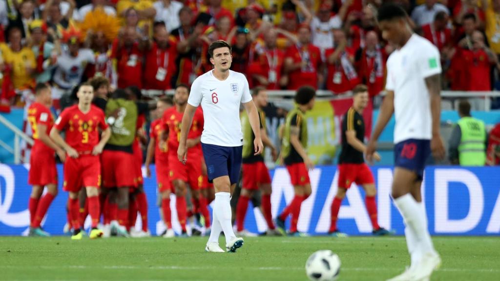 Jugadores ingleses cabizbajos tras la derrota ante Bélgica.