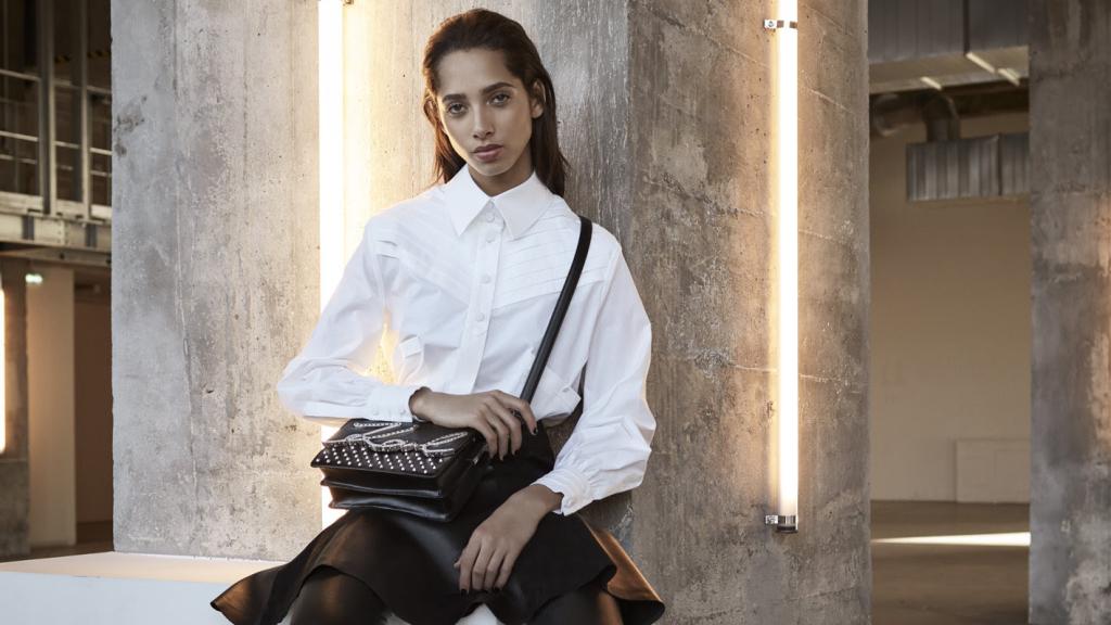 Imagen de la modelo posando para la firma.