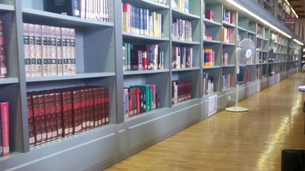 algunas salas tienen ventiladores para mitigar el calor.