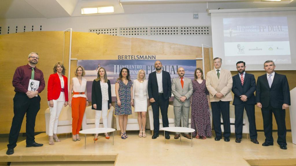 Foto de familia. De izquierda a derecha: Miguel Ángel Uriondo, redactor jefe de Empresas y Medios de EL ESPAÑOL; Marta López, directora de Selección de Accenture; Amparo González, responsable de Operaciones de RRHH Accenture; Ana Isabel Martín, responsable de Atracción Talento y Employer Branding de Leroy Merlin España; Guadalupe Bragado Cordero, directora General de Formación Profesional y Enseñanzas de Régimen Especial; Clara Bassols, directora de la Fundación Bertelsmann; Francisco Megías, responsable de slección, desarrollo de talento y formación de Nestlé España; Salvador Lorenzo, gerente de integración profesional de Repsol; Beatriz Herrera de Miguel, directora de sostenibilidad y Fundación de Mahou San Miguel; Pedro Irastorza, director del campus de formación de Iberdrola en San Agustín de Guadalix; Pablo Cano Lizaso, HR Business Partner Fábrica de Madrid Heineken España y Francisco Álvarez, director Formación y Desarrollo de Gestamp.