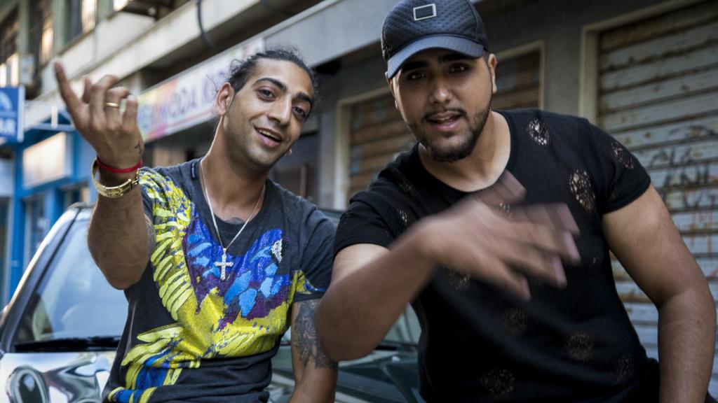 José Monje 'Cheíto' junto a su primo Aarón del Sur, rapeando durante el rodaje del nuevo videoclip.