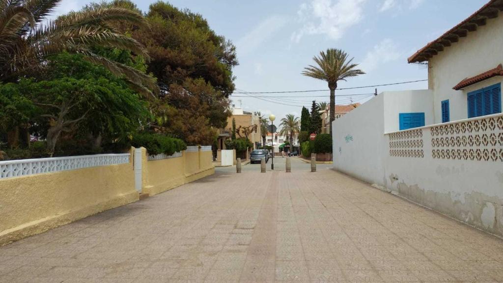 La playa de la Bahía no tiene paseo marítimo. Las casas aún están deshabitadas y apenas hay iluminación.