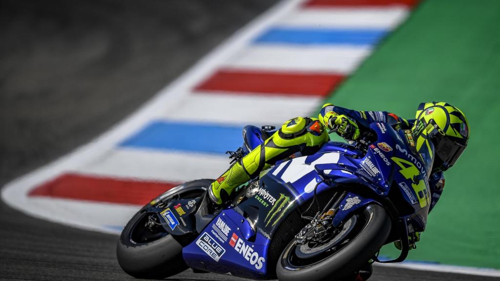 Valentino Rossi traza un viraje, durante la primera jornada de entrenamientos en Assen.