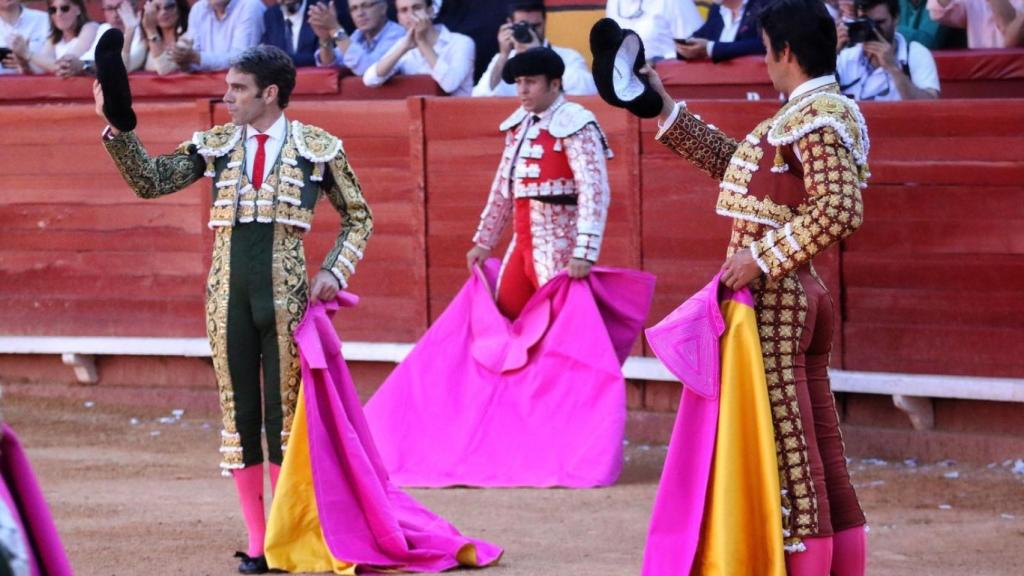 Los dos matadores saludan una ovación tras romperse el paseíllo.
