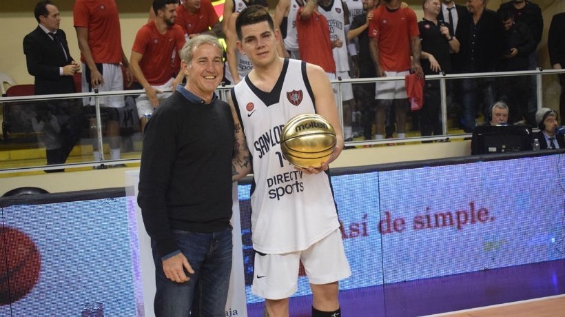 Deck recibe el MVP entre lágrimas. Foto: Twitter (@SanLorenzo).