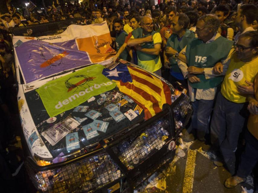 Los coches de la Guardia civil destrozados frente a la Consejería de Economía de la Generalidad.