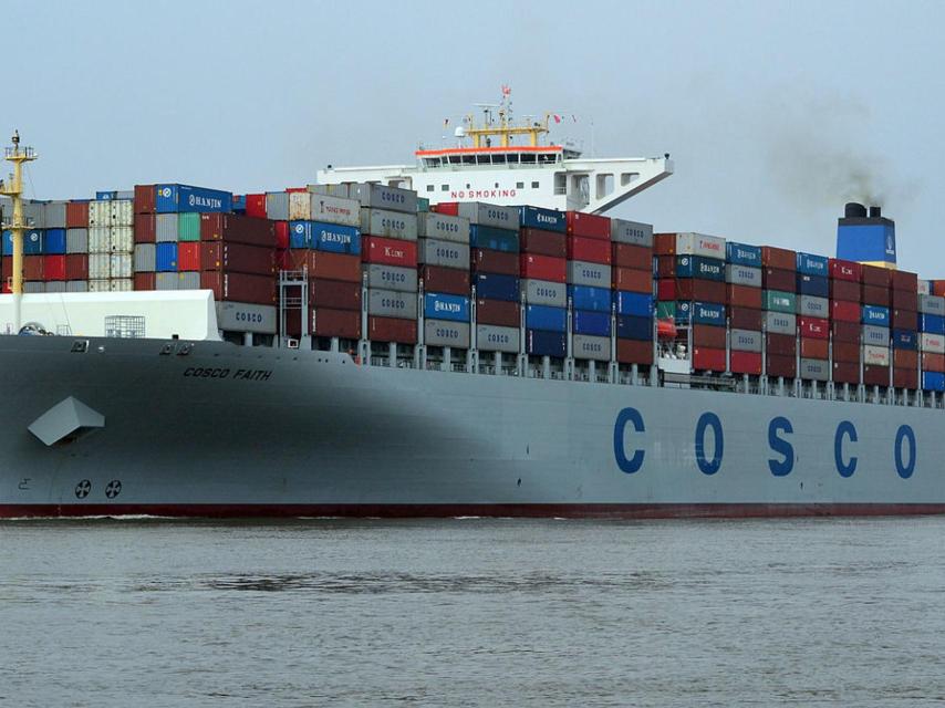Un buque de mercancías de la empresa estatal china COSCO