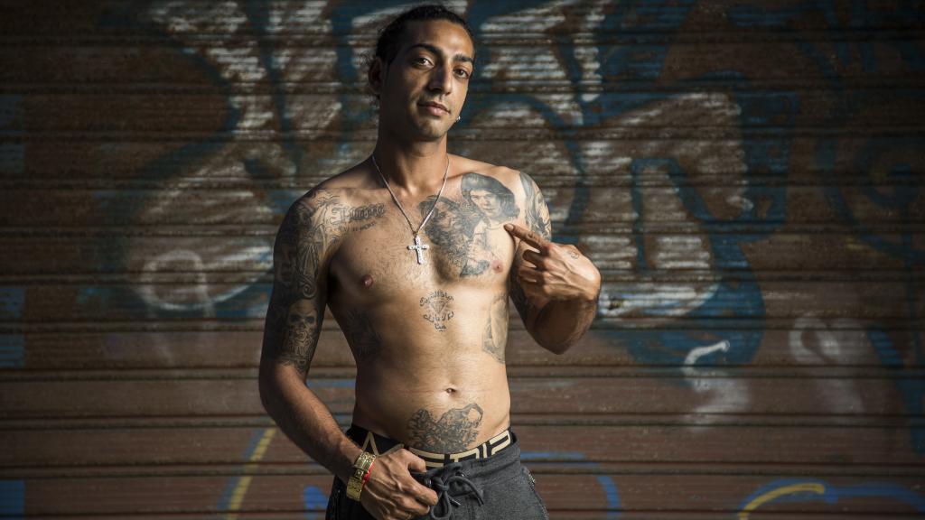 José Monje 'Cheíto', hijo de Camarón de la Isla, mostrando el tatuaje con el rostro de su padre que luce en el pecho.