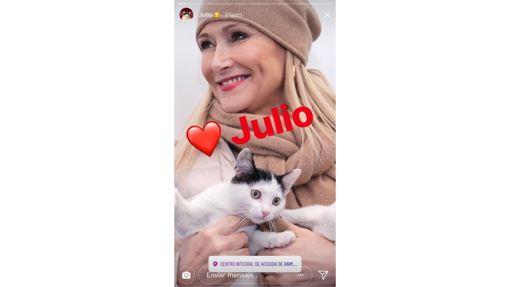 La expresidenta de la Comunidad de Madrid, con su gatito Julio.