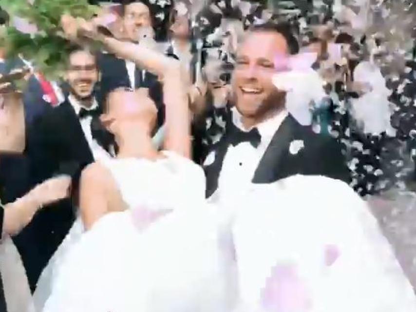 Carles e Izah saliendo de la iglesia en una captura de las redes sociales.