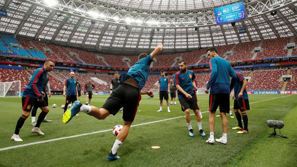 Los jugadores de la selección española en el entrenamiento en el Luzhniki.