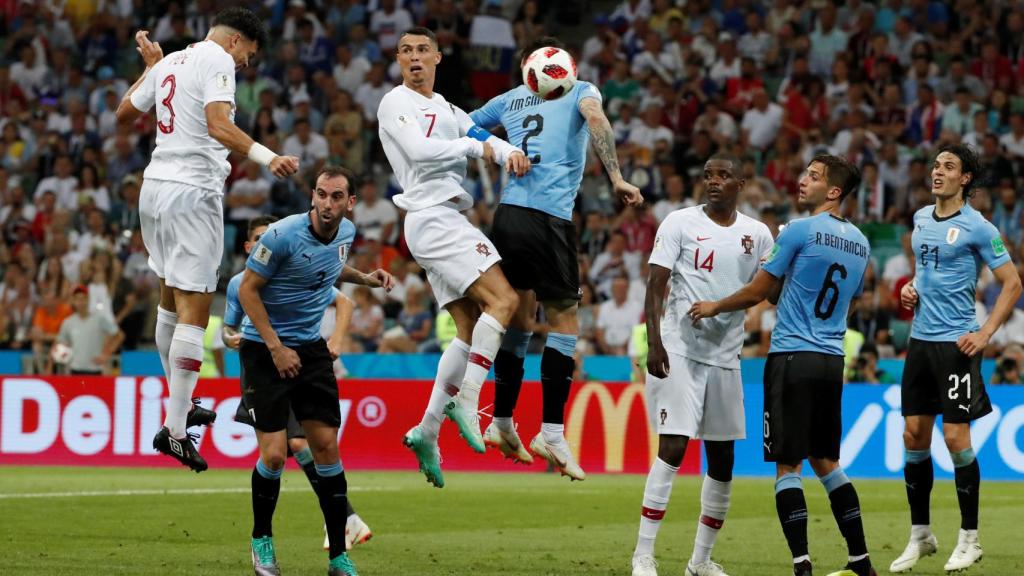 Pepe remata el córner.